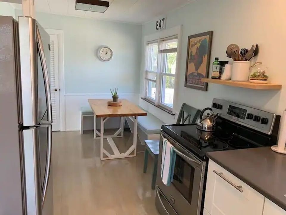 Indoor breakfast/dining nook - seats 6.