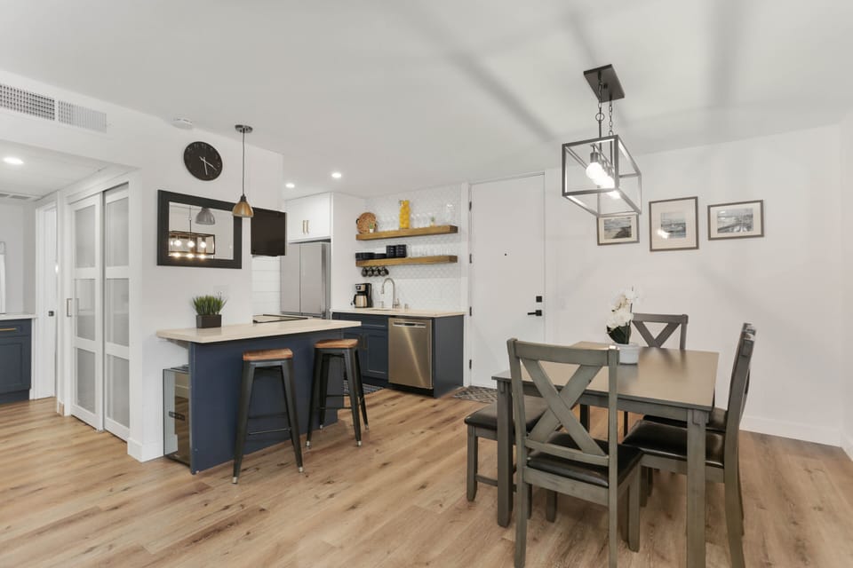 Modern Dining Room & Kitchen