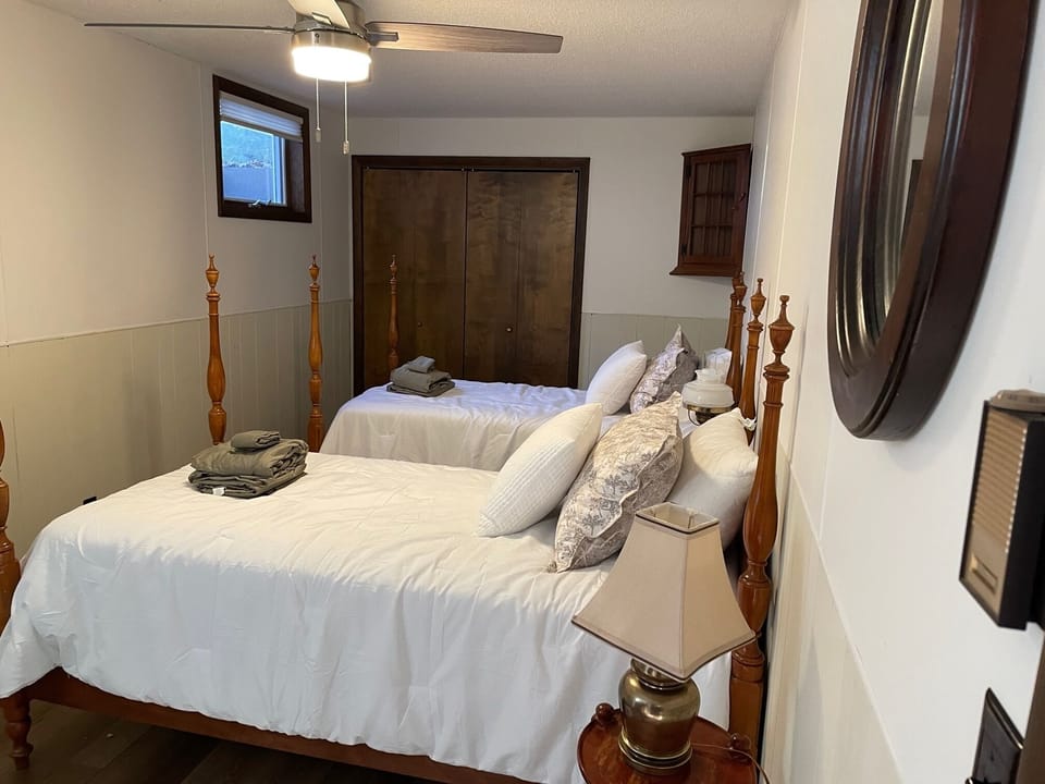 Second downstairs bedroom with 2 twin beds 