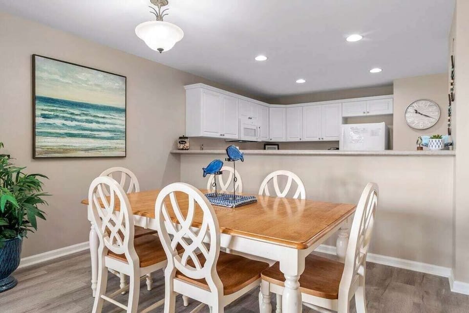 Dining area with seating for six.