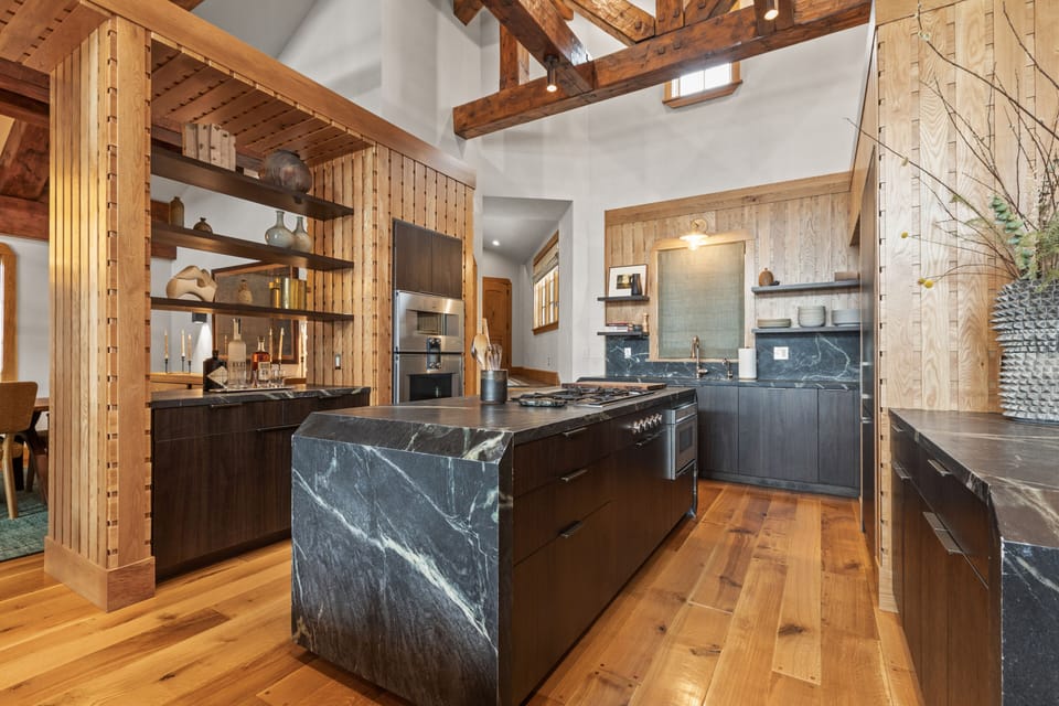Kitchen │ Fully-Stocked for the Enthusiastic Home Chef