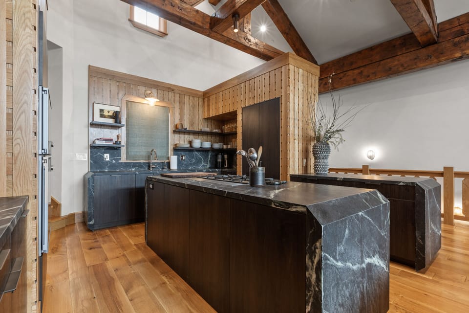 Kitchen │ Fully-Stocked for the Enthusiastic Home Chef
