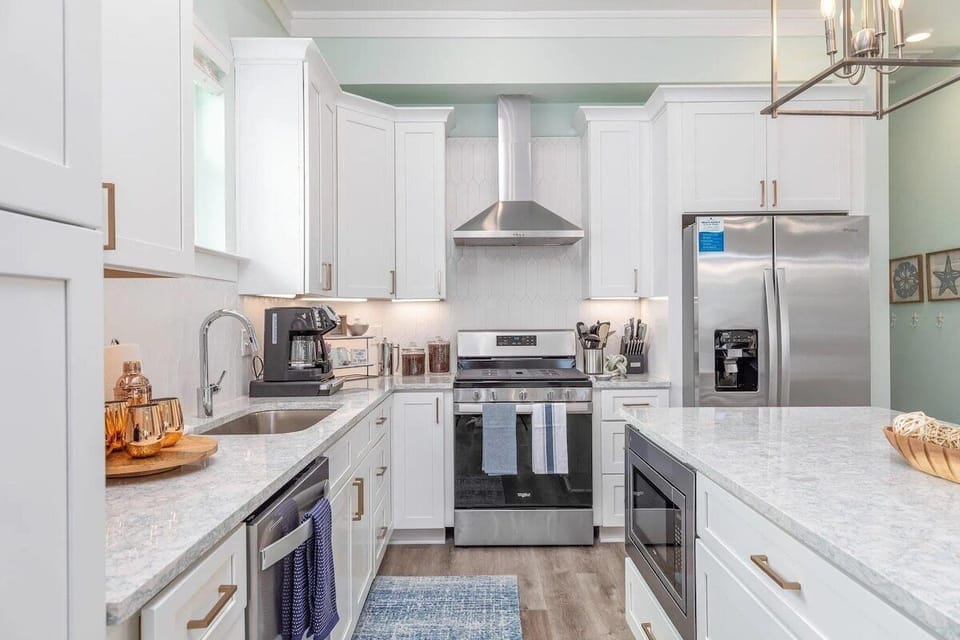 Updated, fully functional kitchen with new appliances