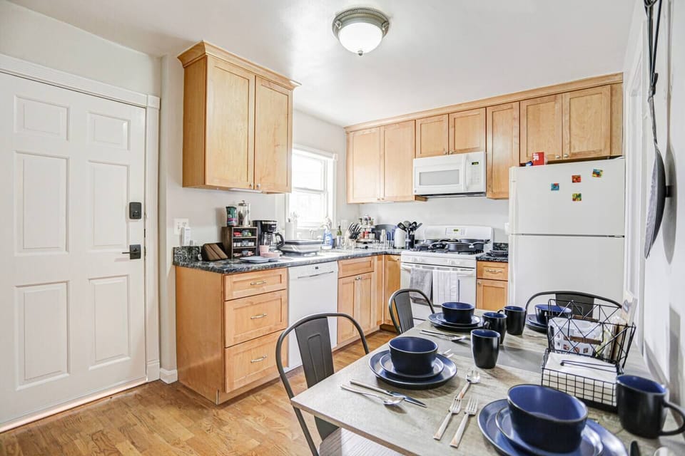 Full Kitchen with microwave, toaster oven, stove/oven, refrigerator