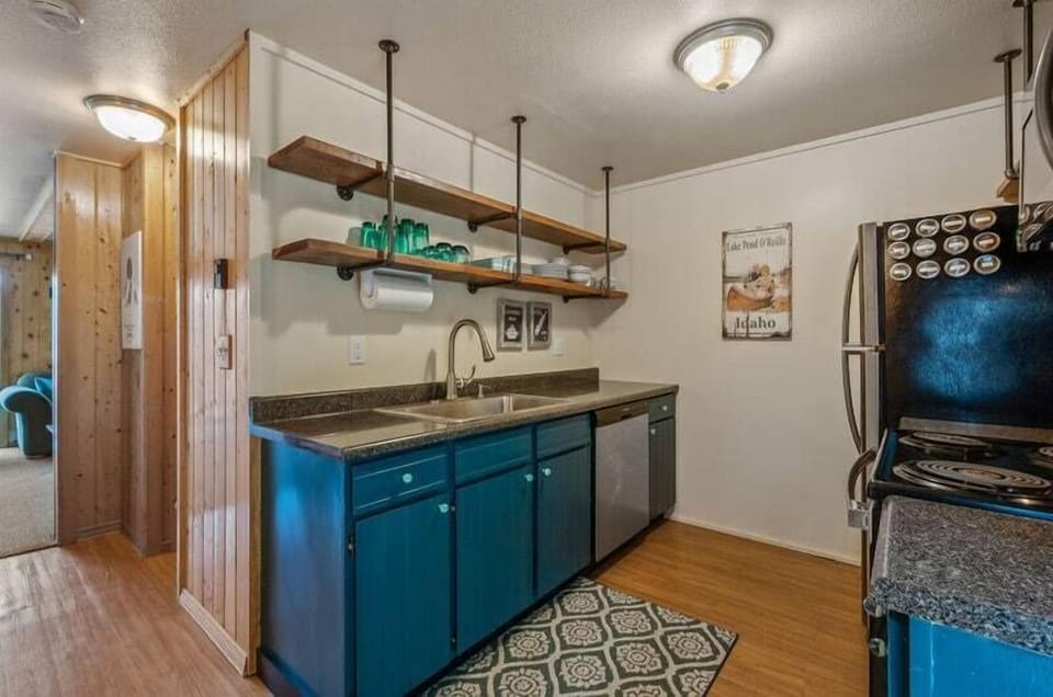 Fully stocked kitchen to make all your meals!  Although there are great restaurants on the mountain if you want to skip the dishes