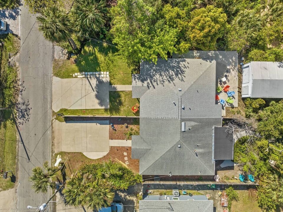 I own this whole duplex.  Bayhouse Playhouse is on the "bottom" of this pic.  The B Side is on the "top".  You can see that listing here:  airbnb.com/h/bayhousebside-artcitypc