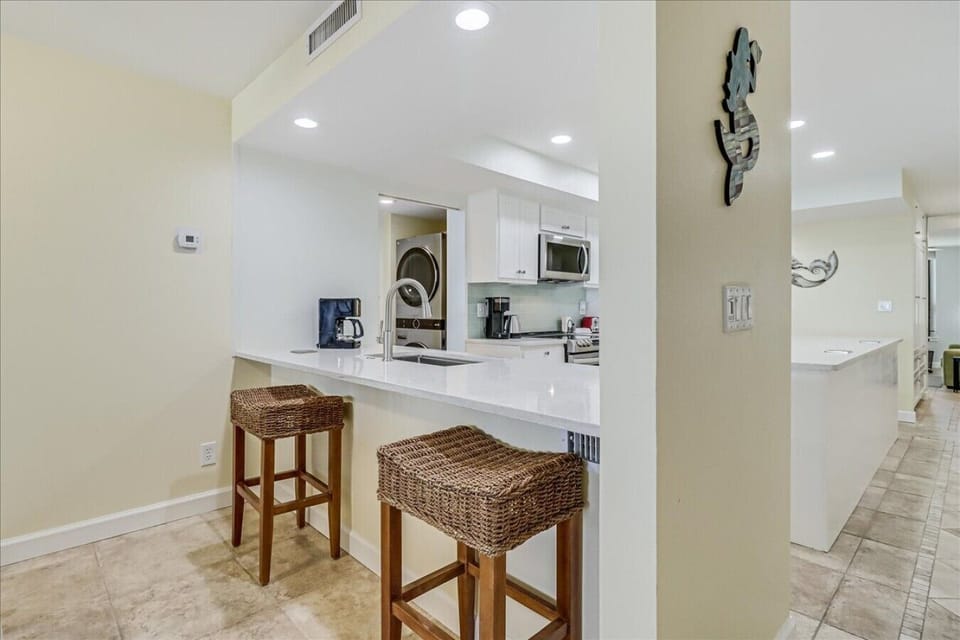 Breakfast bar with seating for two