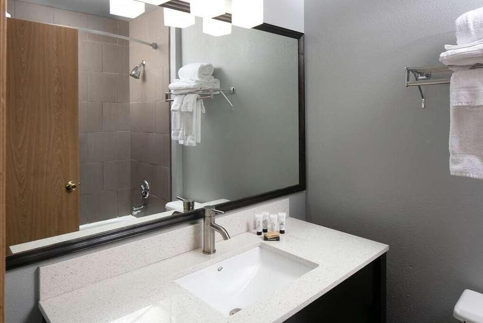 Full bathroom, there’s no need to bring a thing