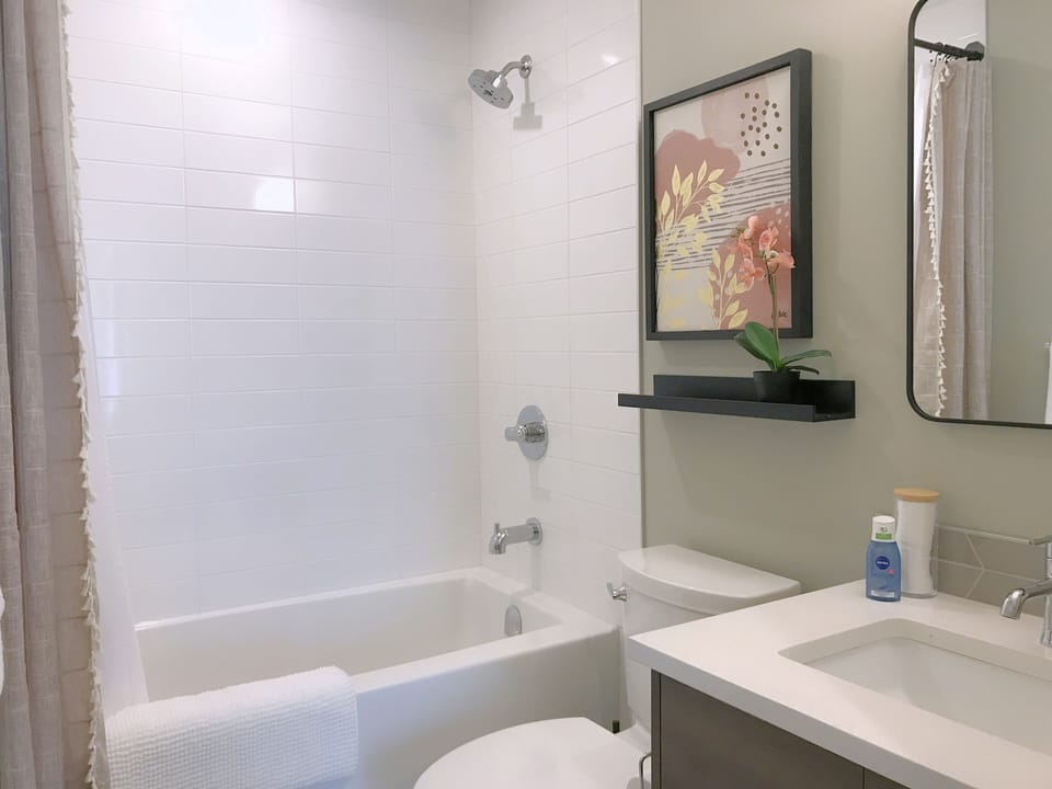 4-piece bathroom with deep soaker tub