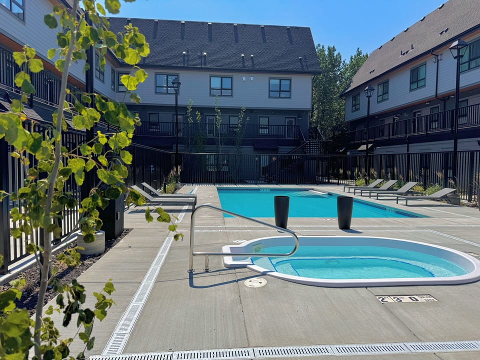 Shared outdoor pool and hot tub. 9AM-10PM. Closed days when temp -20C or lower.