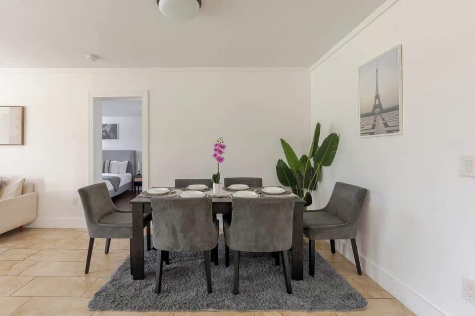 Share a delicious dinner with your loved ones at our six-seat dining table, fully equipped with a complete dinner set, including deep and flat plates, glasses, cups, and cutlery.