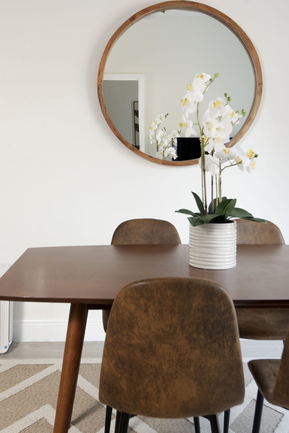 Dining table with 4 chairs
Air purifier