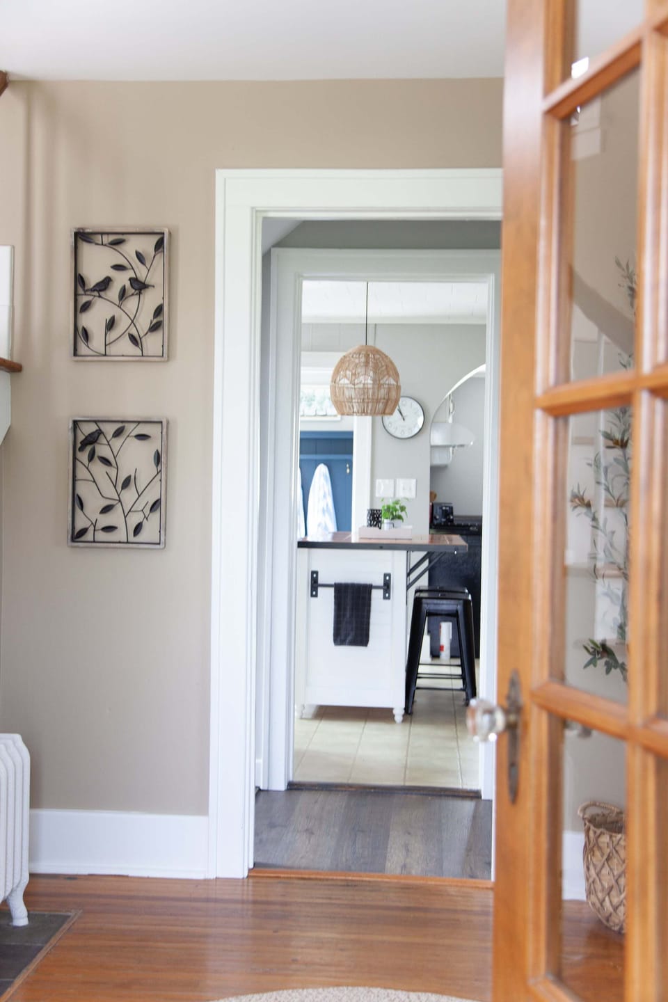 Foyer – Vintage touches meet fresh updates in this welcoming foyer.