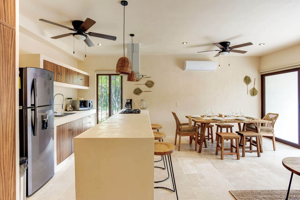 Breakfast bar at kitchen counter