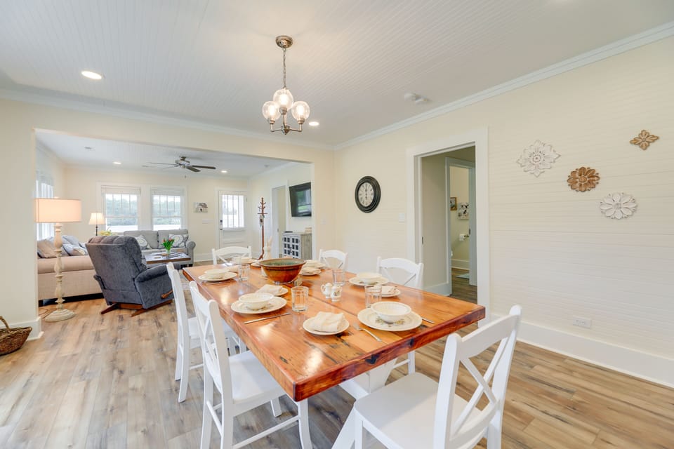 Dining Area | Dishware Provided
