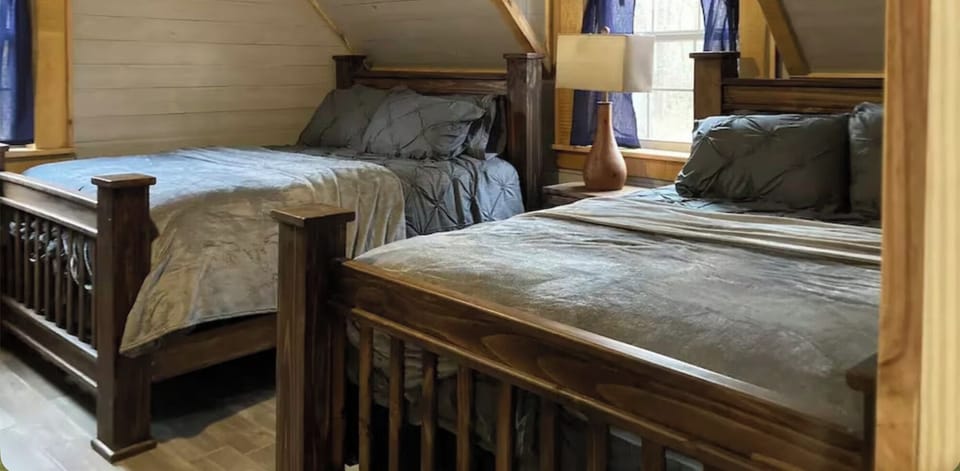 upstairs bedroom 2 queen beds