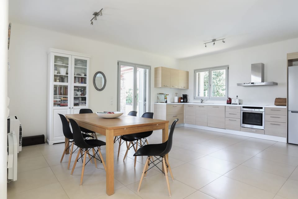 Open plan dining area and fully equipped kitchen
