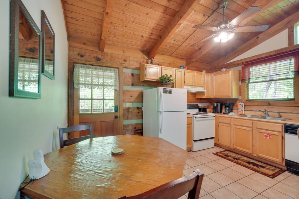 Dining Area | Free WiFi | Central A/C