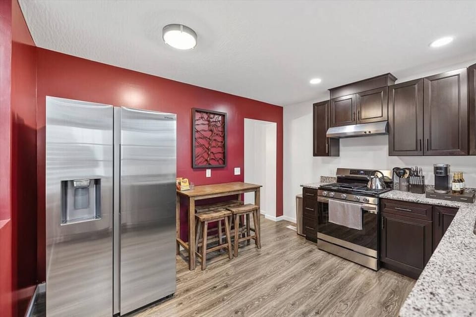 Fully applianced kitchen (2)