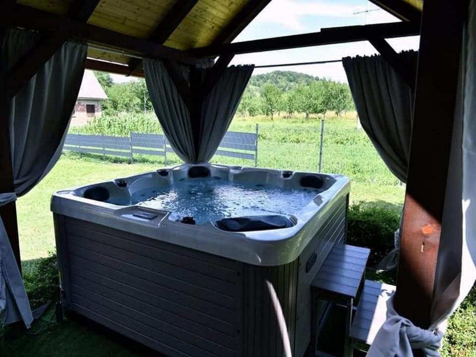 Spa tub