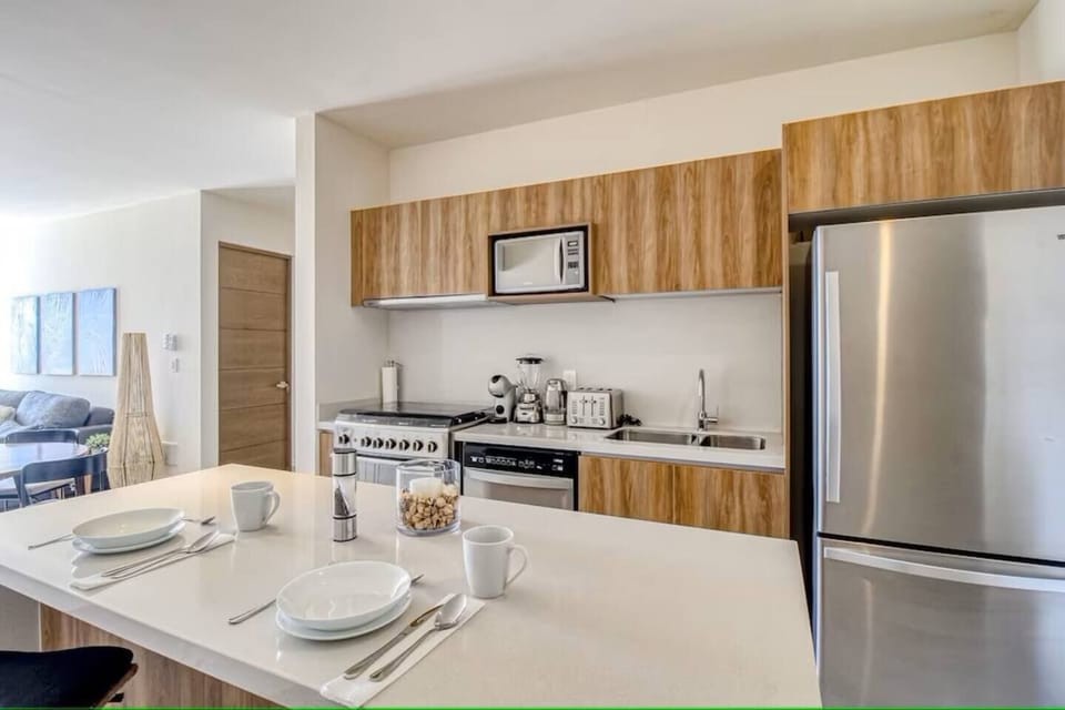 Kitchen w/ Bar
