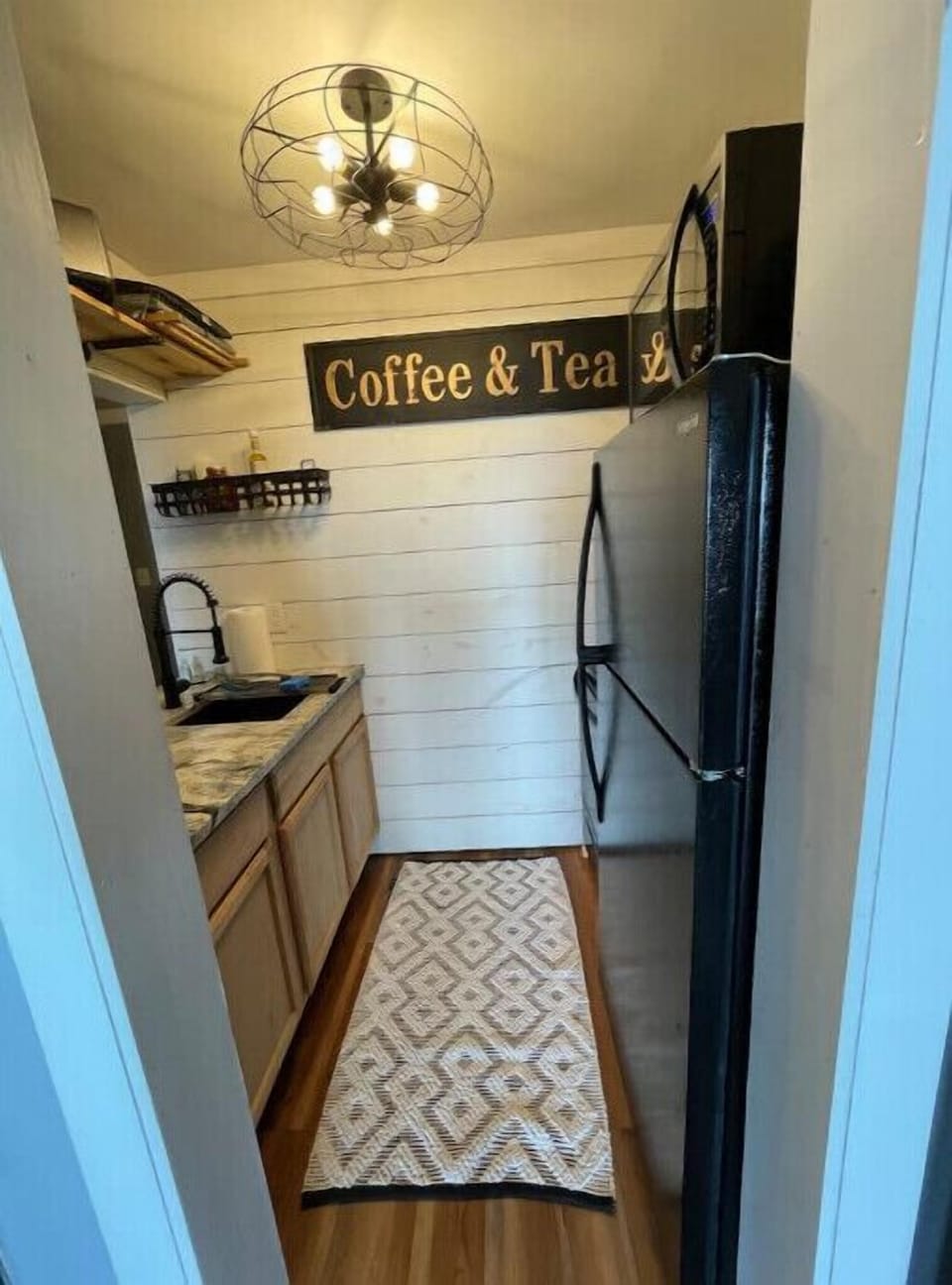 Cute kitchen, eh? 