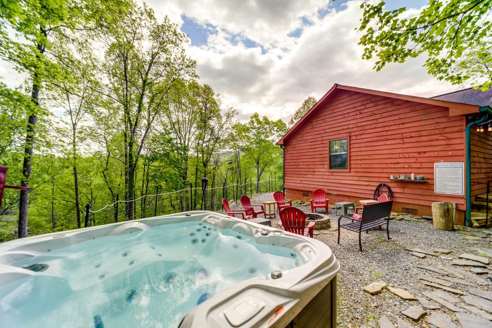 Bryson City Vacation Rental | 3BR | 2BA | 4 Steps Required | 1,350 Sq Ft