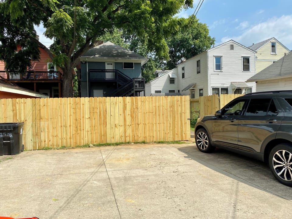 3 free private parking spaces 