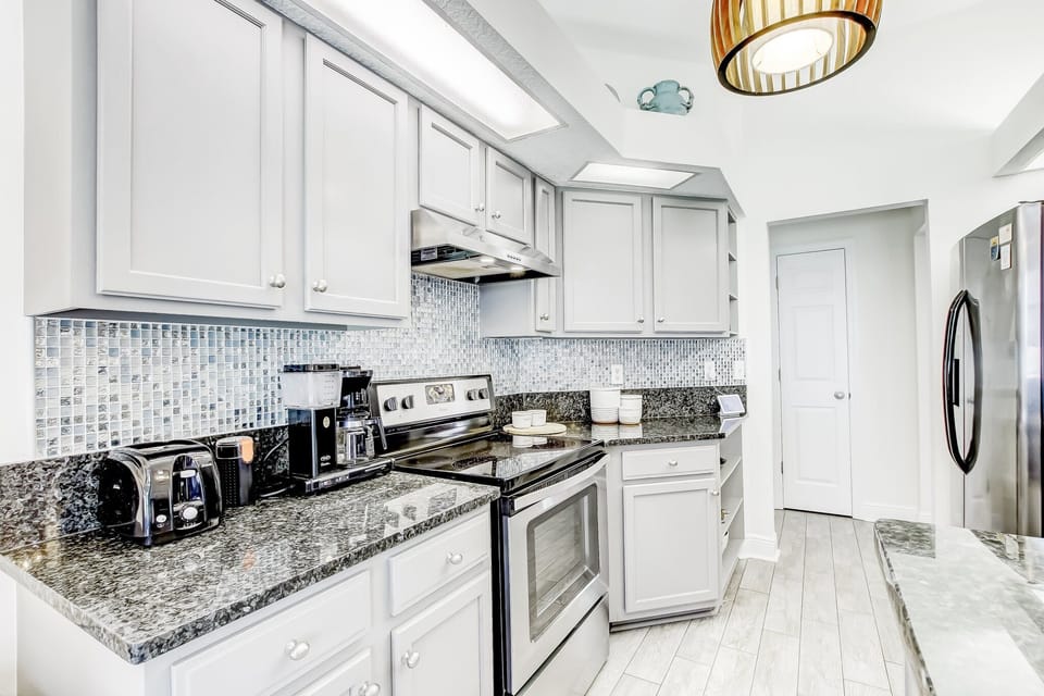 Fully Equipped Kitchen With Eat-in Space and Bar Stool Seating for 3