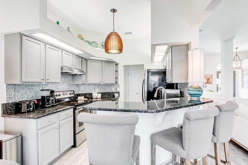 Fully Equipped Kitchen With Eat-in Space and Bar Stool Seating for 3