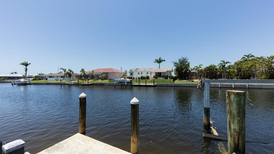 Punta Gorda Canal- boat lift not for guest use- Brand New Dock! Size 54'x7'8" (Boat lift not available)