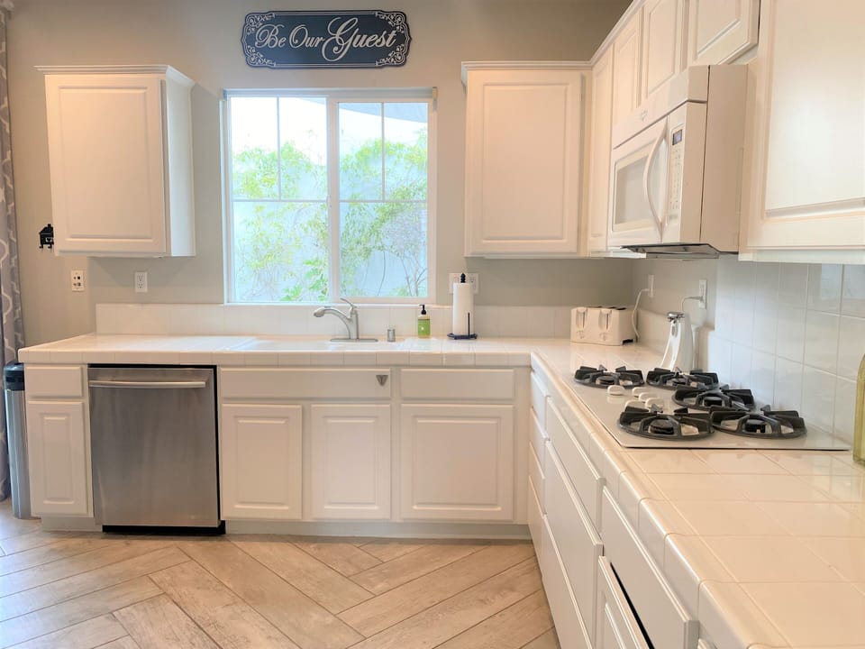 Kitchen with 5 Burner Cooktop