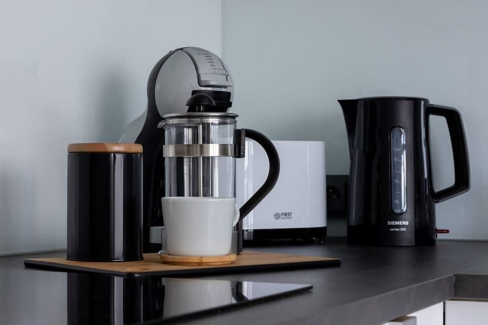 Coffee machine (for capsules), electric kettle and toaster in the kitchenette.