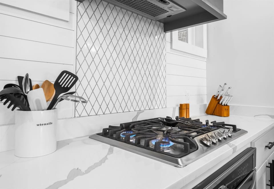 Cook up a storm with this modern gas stove and convenient utensils.