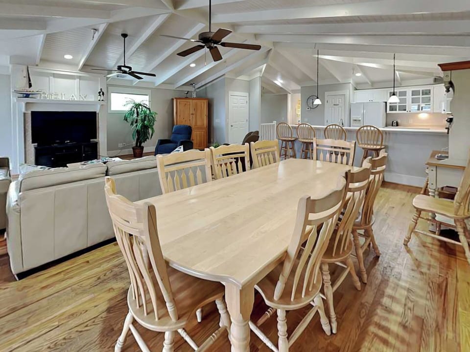 Dining Table w. Seating for 8