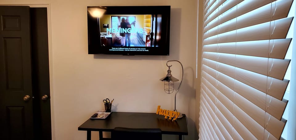 Bedroom #1/Office
Desk for work area 43" WiFi Streaming TV