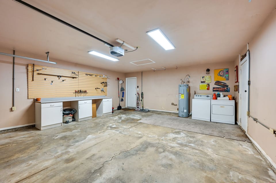 Garage (2 Vehicles) | Washer & Dryer