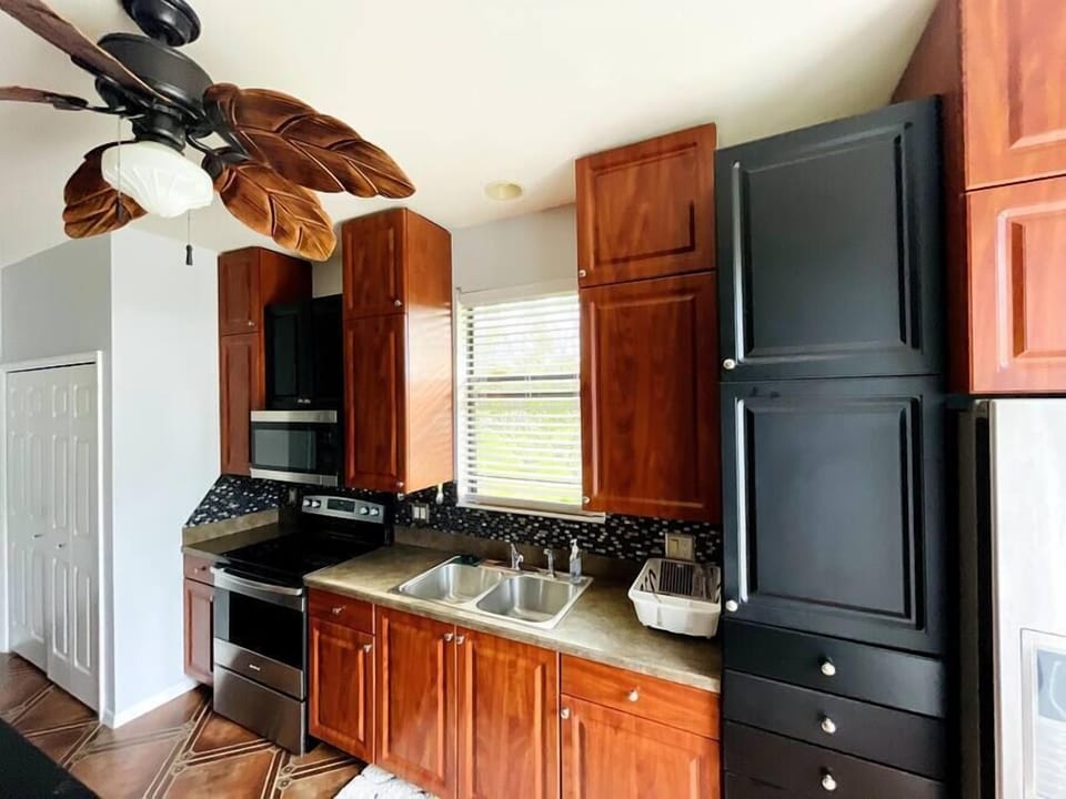 Kitchen, Fridge, Stove & Microwave