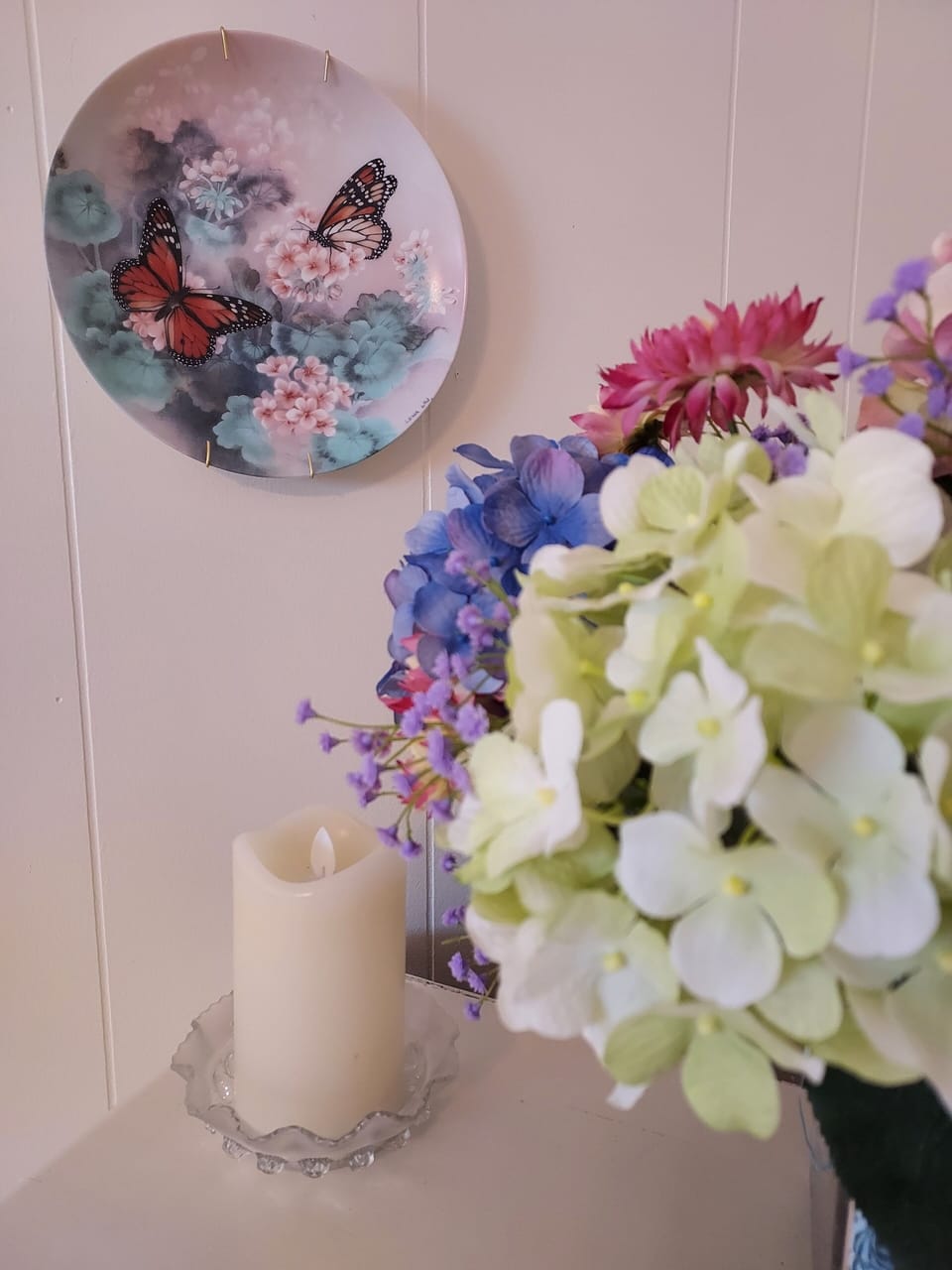 The Butterfly Room is decorated with butterflies and flowers.
