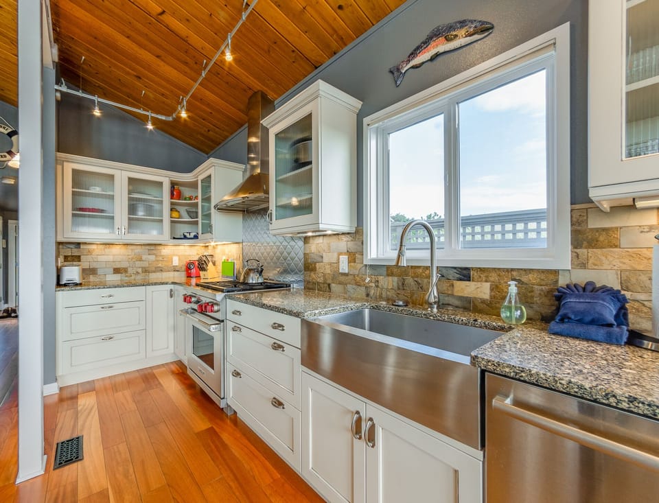 kitchen2 - Open living space with gourmet kitchen, dining room and Living room with Ocean view.