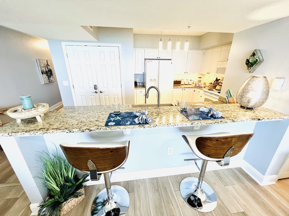 breakfast bar granite kitchen & comfy leather/wood barstools