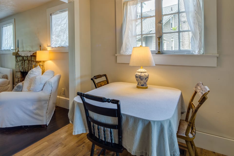 Dining Area | Dishware/Flatware Provided