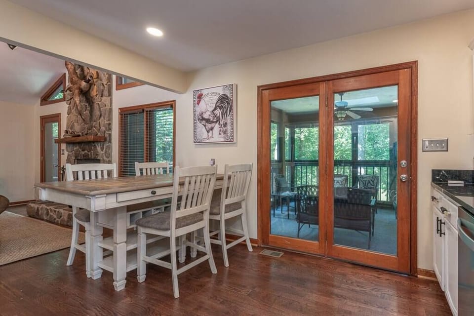 Breakfast Table (Seats 4) 
