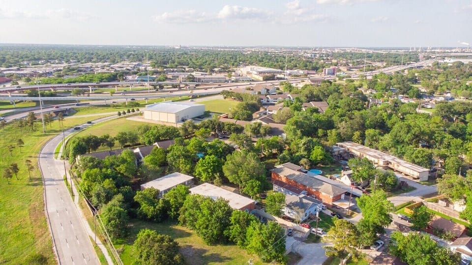 Neighborhood and surrounding areas near important highways, distribution centers, Hobby Airport, large department stores and plazas.