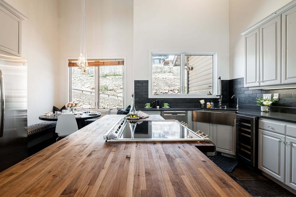 Center Island and Breakfast Nook Seating