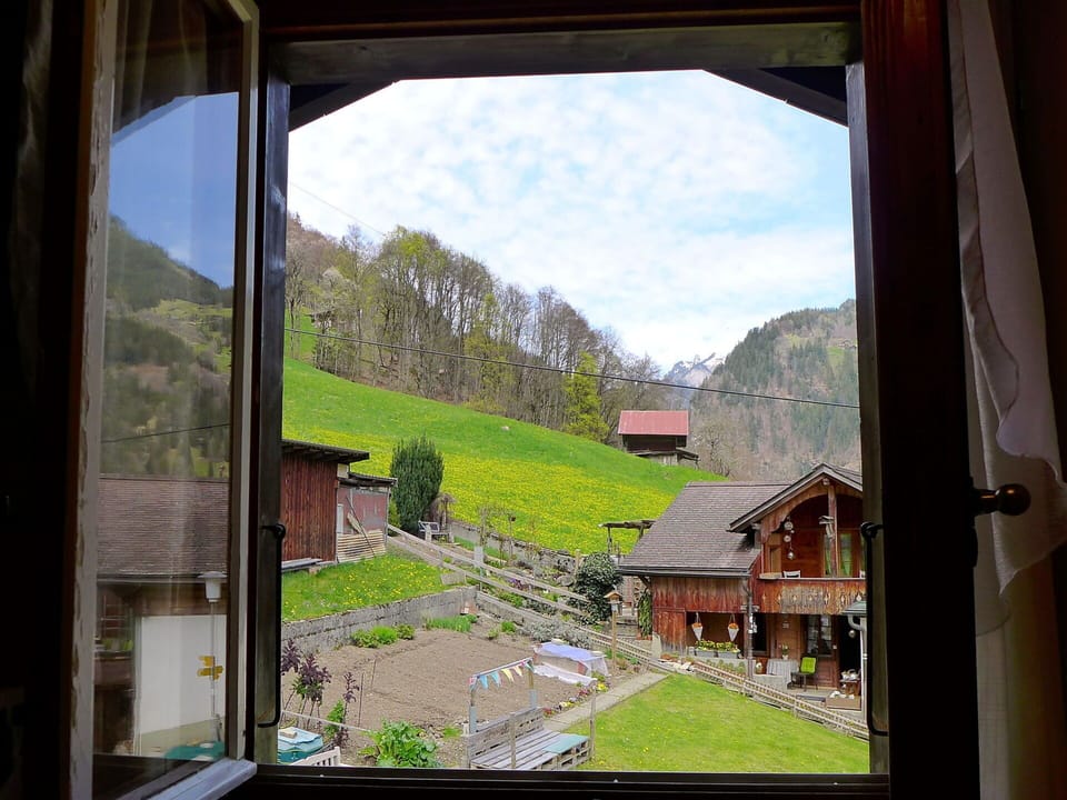 Plant, Sky, Cloud, Window, Building, Mountain, Highland, House, Tree, Land Lot