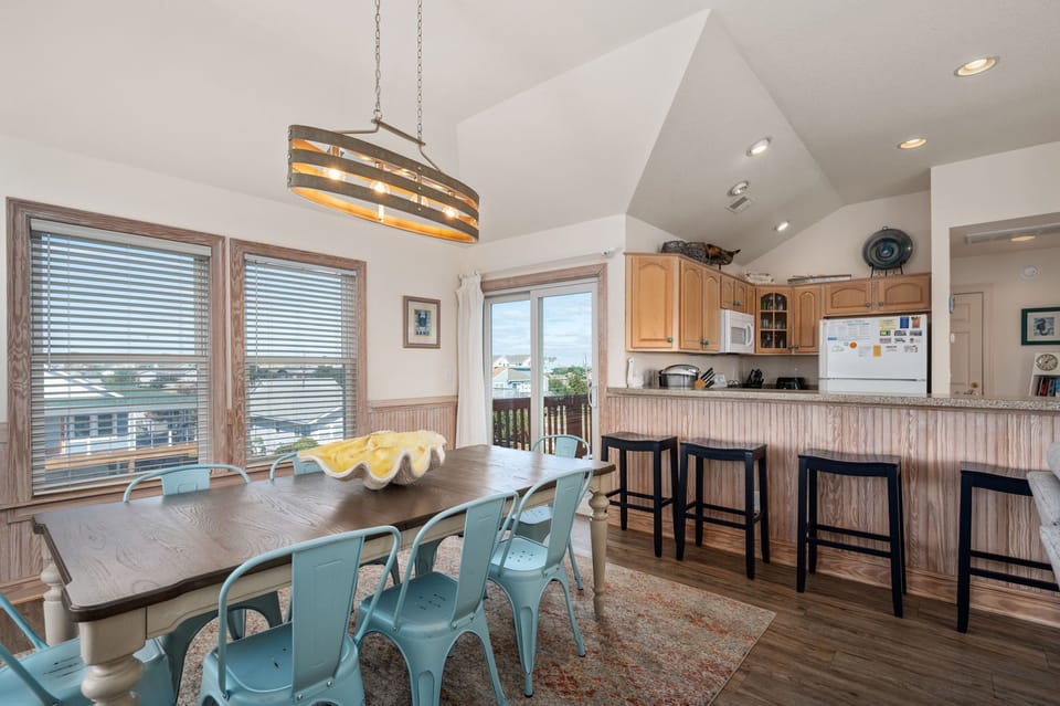 KDH371: The Gorbals |  Dining Area- Seating for 8, Deck Access