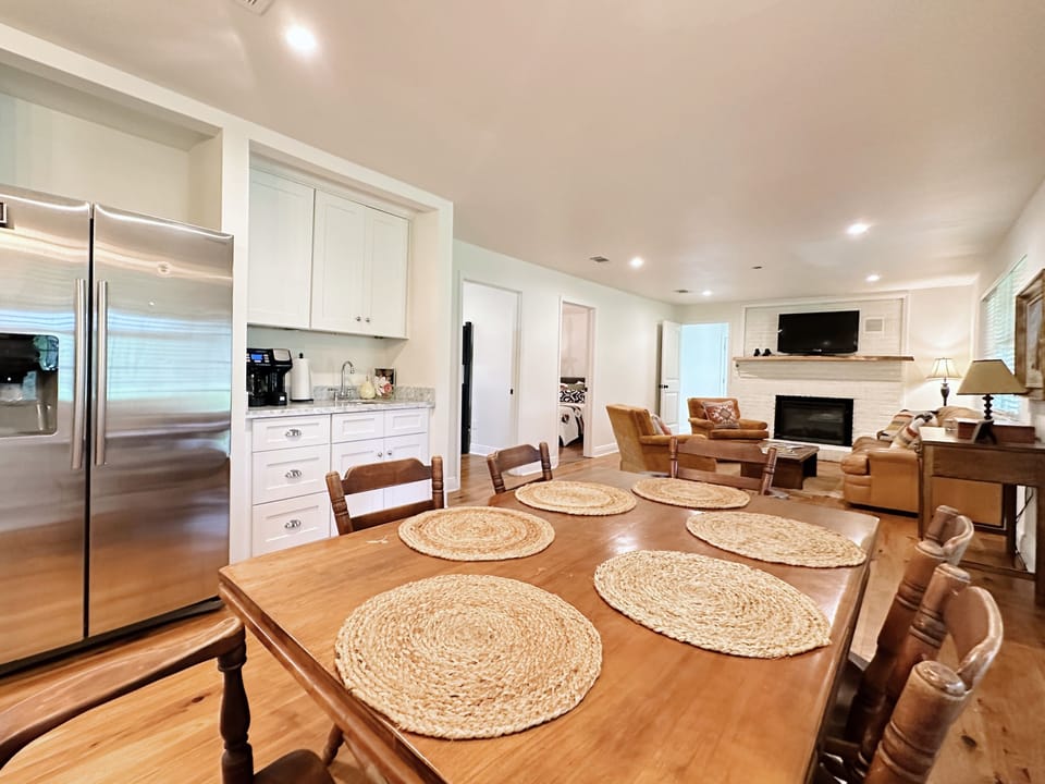 Dining area with comfortable seating for 6, perfect for making memories! 