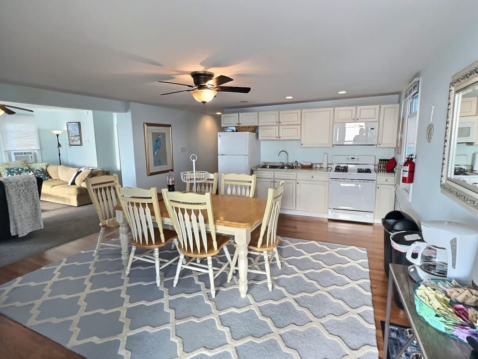 1st Floor Kitchen / Dining Area
