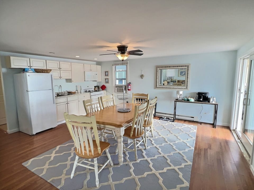 1st Floor Kitchen / Dining Area